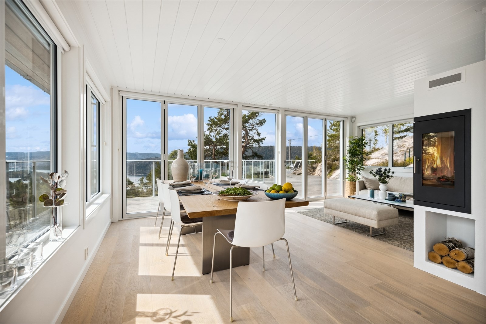 Hvitoljet og røkt 1-stavs eikeparkett på gulv. Varme i gulv i stue og kjøkken, på begge bad i anneks og i utebod/vaskerom. Galleribilde