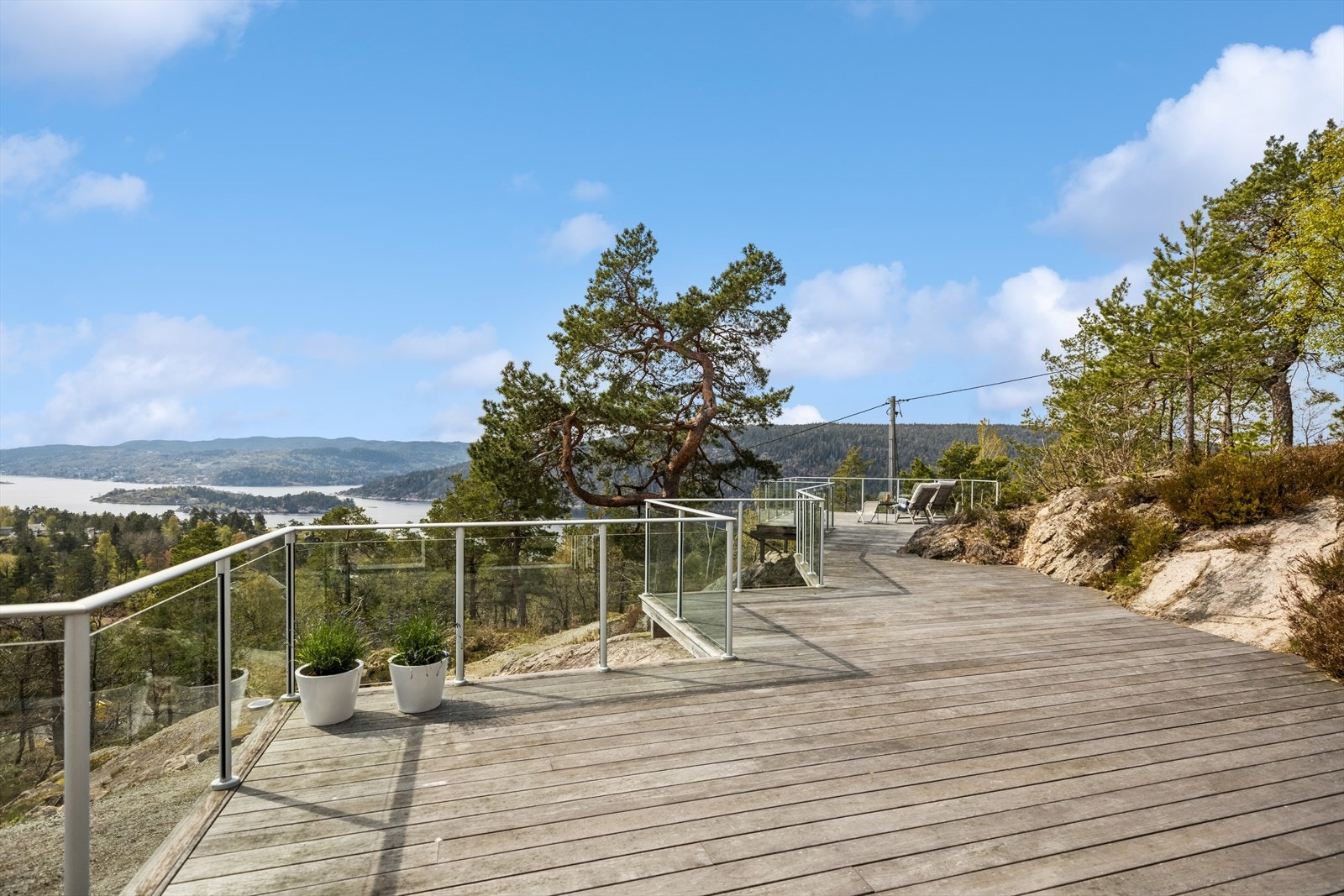 Stor terrasse av IPE treverk. Flisfri og 50-70 år helt vedlikeholdsfri. Galleribilde