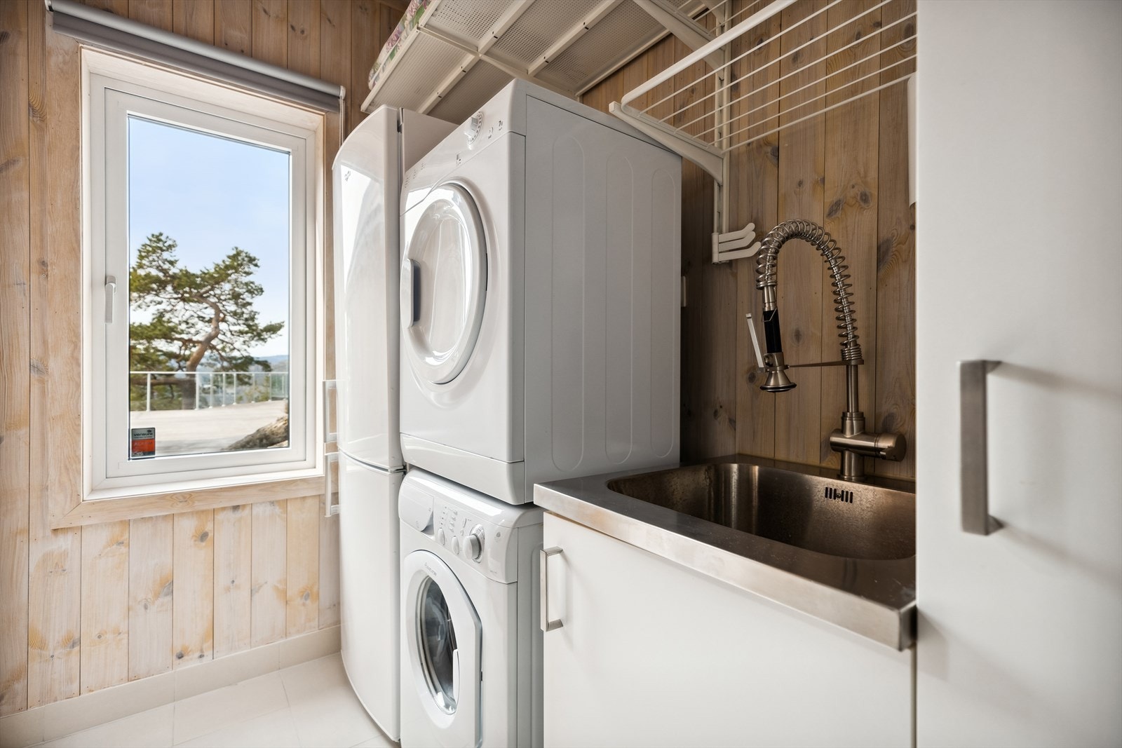 Vaskerom/bod med vaskemaskin, tørketrommel, utslagsvask og ekstra kjøleskap/fryser. Galleribilde