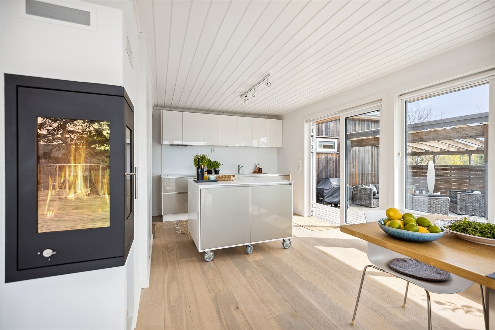 Mobalpa kjøkken, garderobe og baderomsinnredning. Kjøkkenøy er på hjul og kan flyttes. Galleribilde