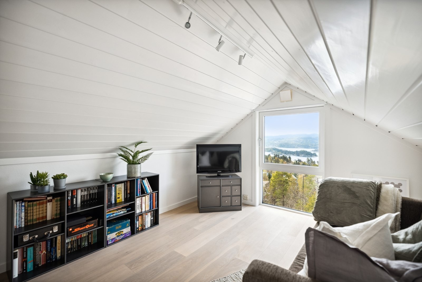 Innredet rom 1 på hems brukes som oppholdsrom med sovesofa. God gulvplass for ekstra madrasser ved storinnrykk. Galleribilde