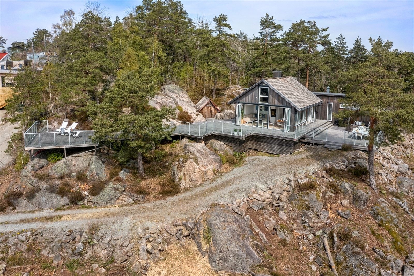 Det er plass til parkering av flere biler på tomten. Galleribilde