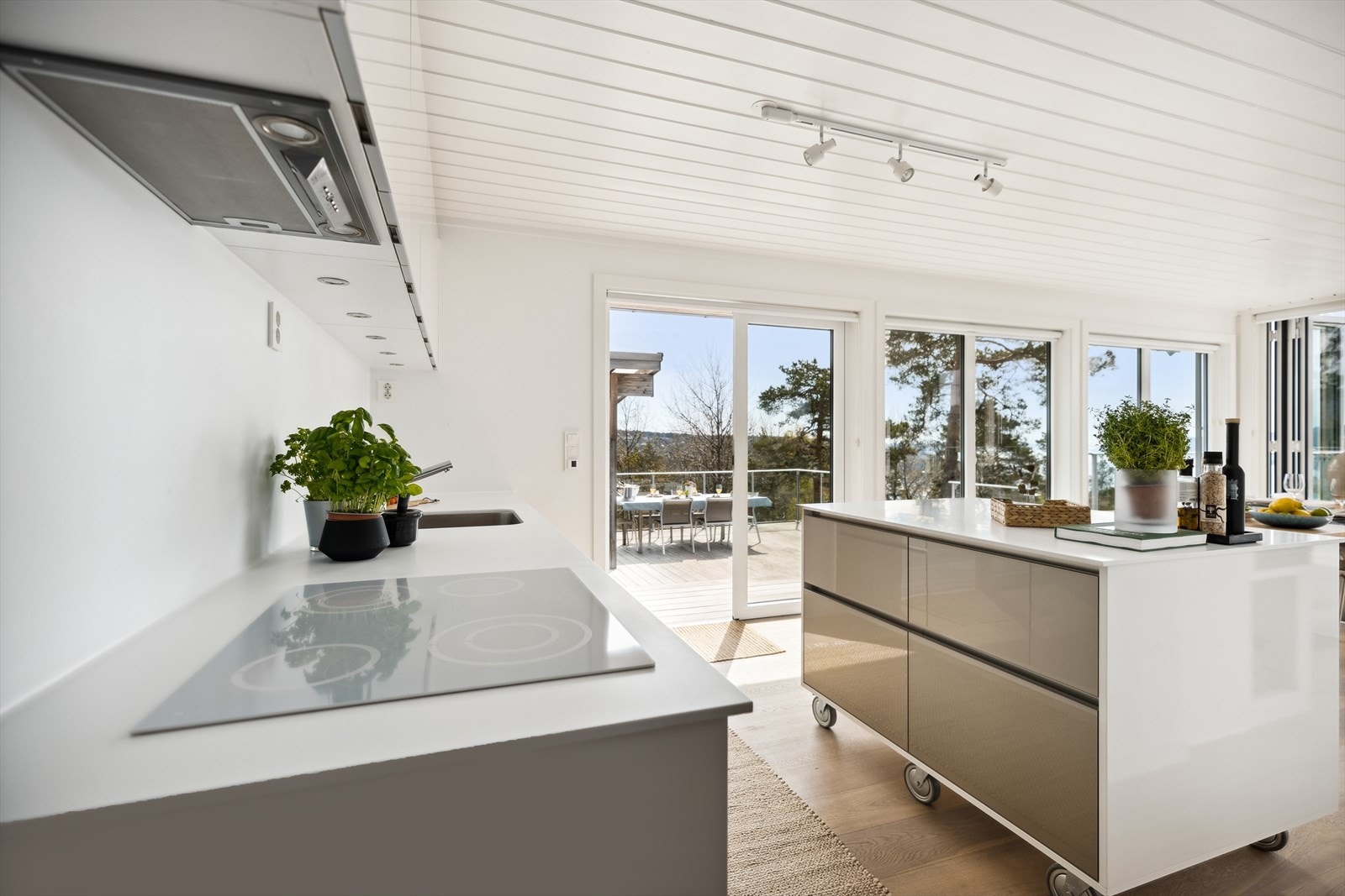 Integrerte hvitevarer fra Whirlpool med Gorenje hvit stekeovn og komfyr tilpasset kjøkken. Blanco kjøkkenvask. Galleribilde