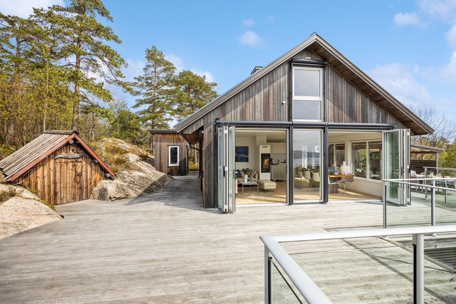 To triple foldedører i front åpner hele fasaden mot sør. Galleribilde