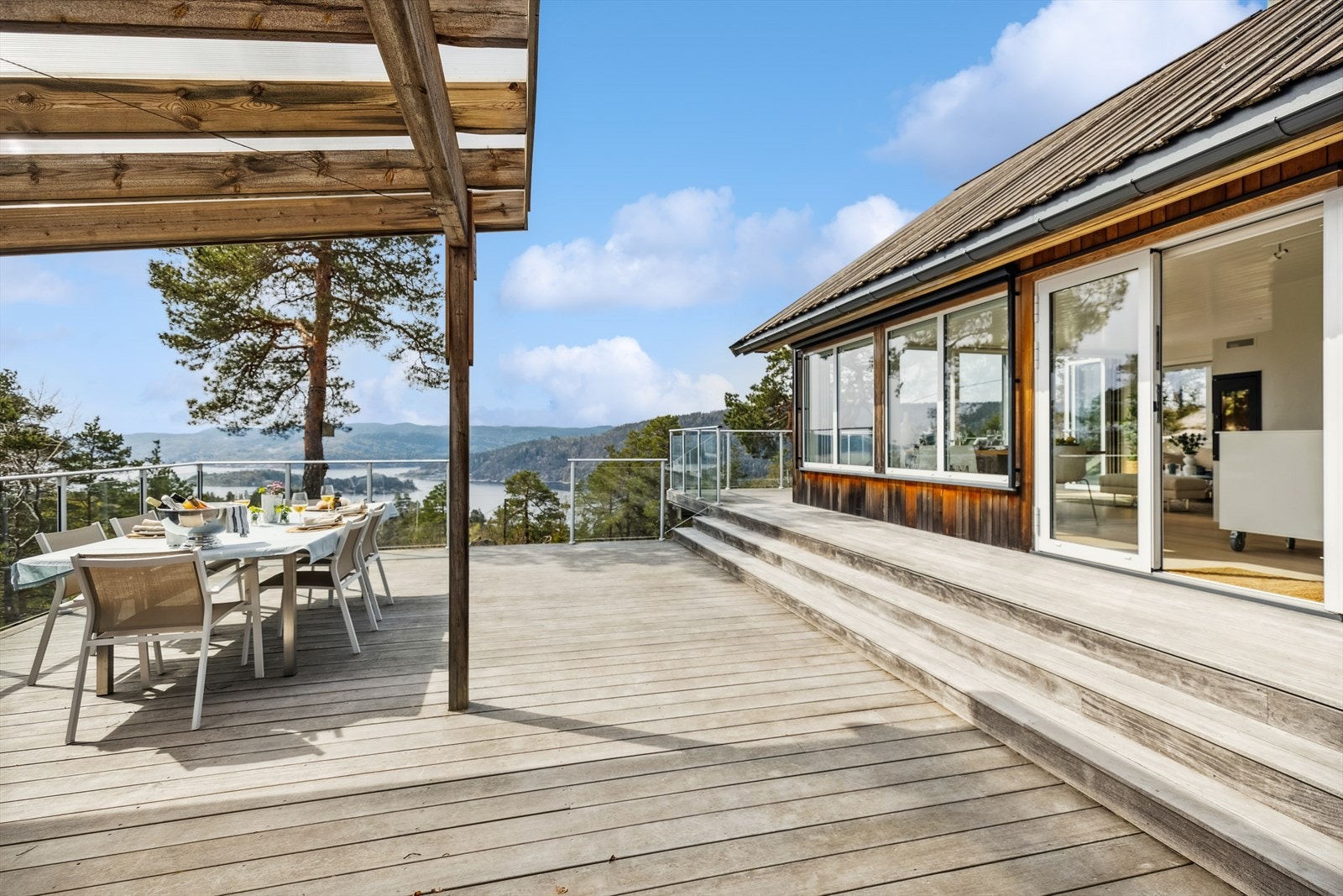 Kanadisk helt vedlikeholdsfri sedertre utvendig kledning og detaljer fra Svenneby Sag. Galleribilde