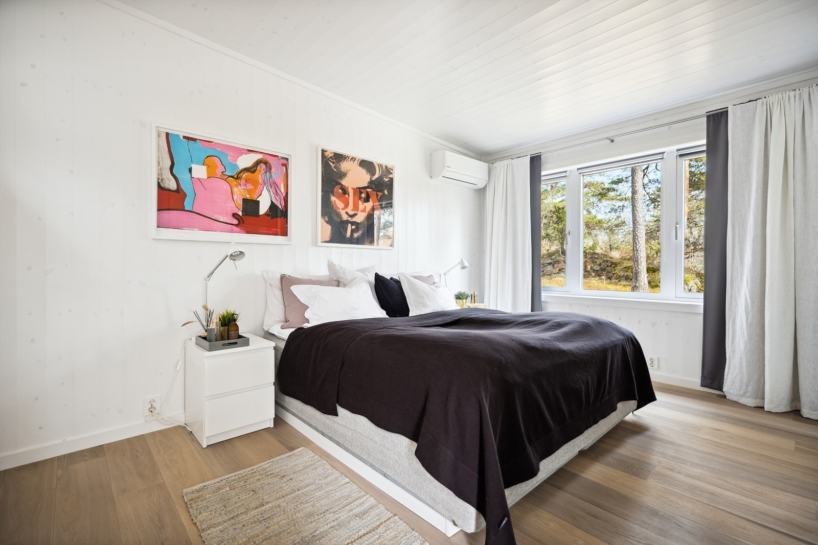 Annekset har to gode soverom og to bad. Aircondition (varmepumpe) på begge soverommene. 3 m skyvedørsgarderobe speil/glass på hovedsoverom. Galleribilde