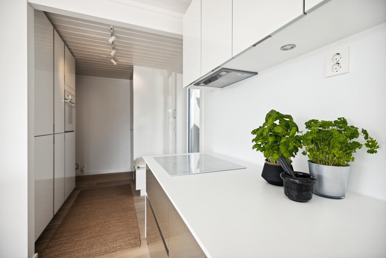 Entré med god garderobeplass, her sett fra kjøkken. Galleribilde