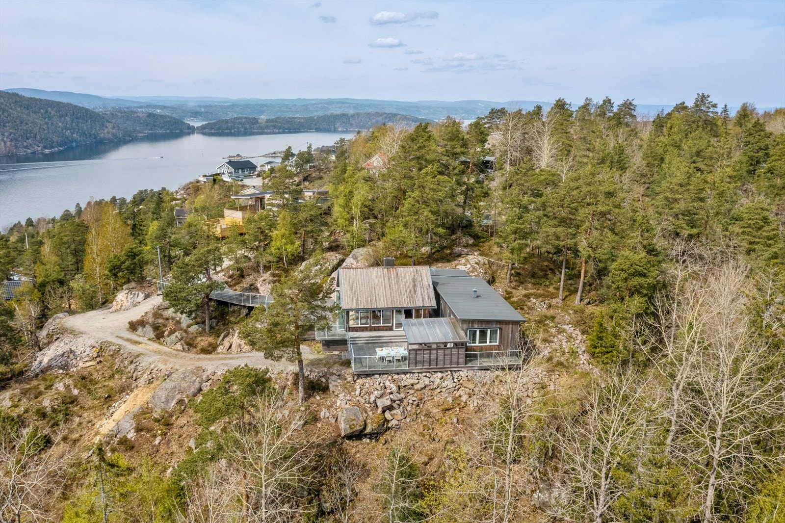 Fritidsboligen er opprinnelig fra ca. 1984, men ble renovert/ombygd i 2012/2013. Samtidig ble det også oppført anneks med to soverom og to bad samt separat utvendig bod/vaskerom. Galleribilde