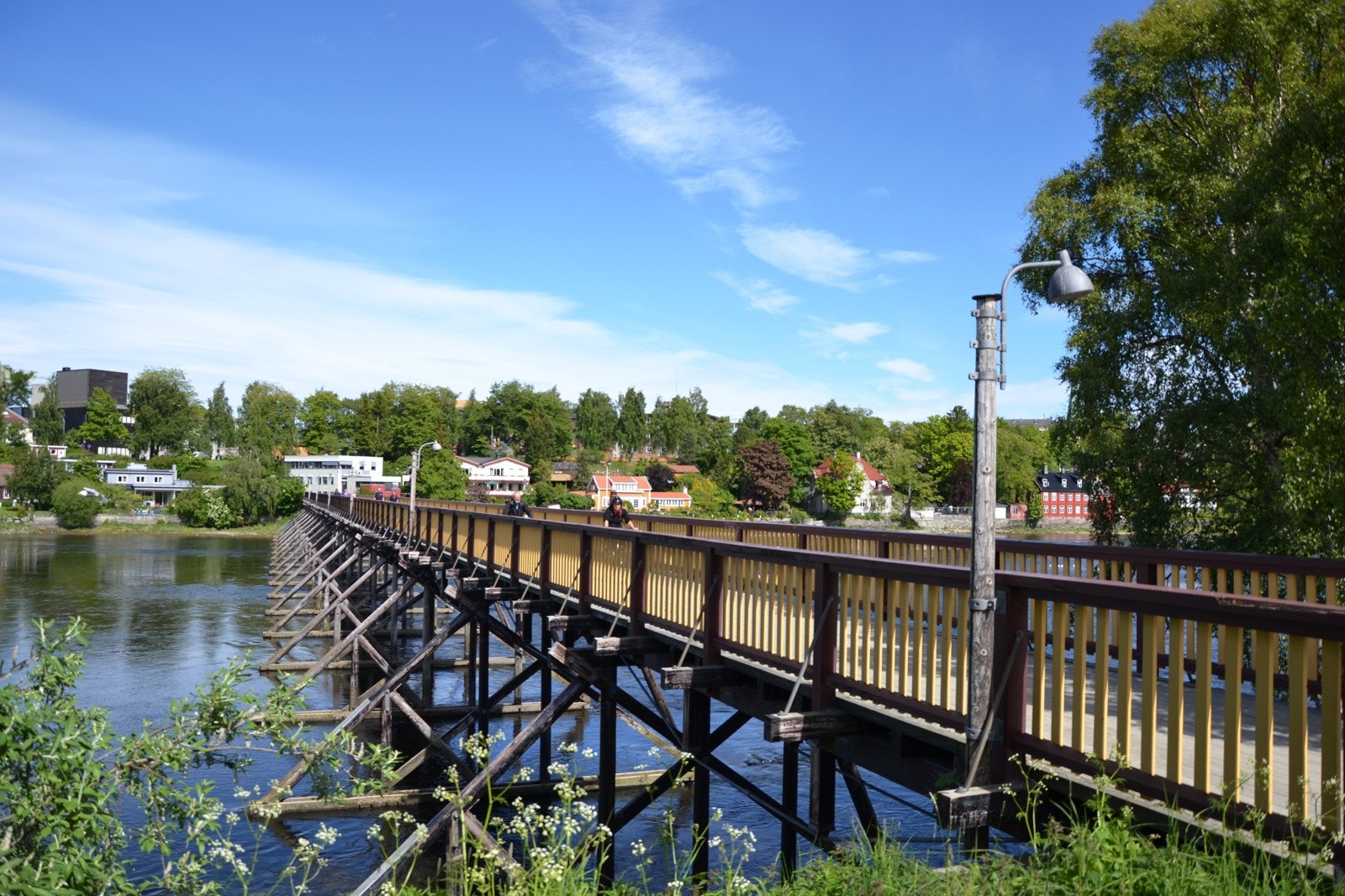 Bro fra Øya mot Kalvskinnet over Nidelva Galleribilde
