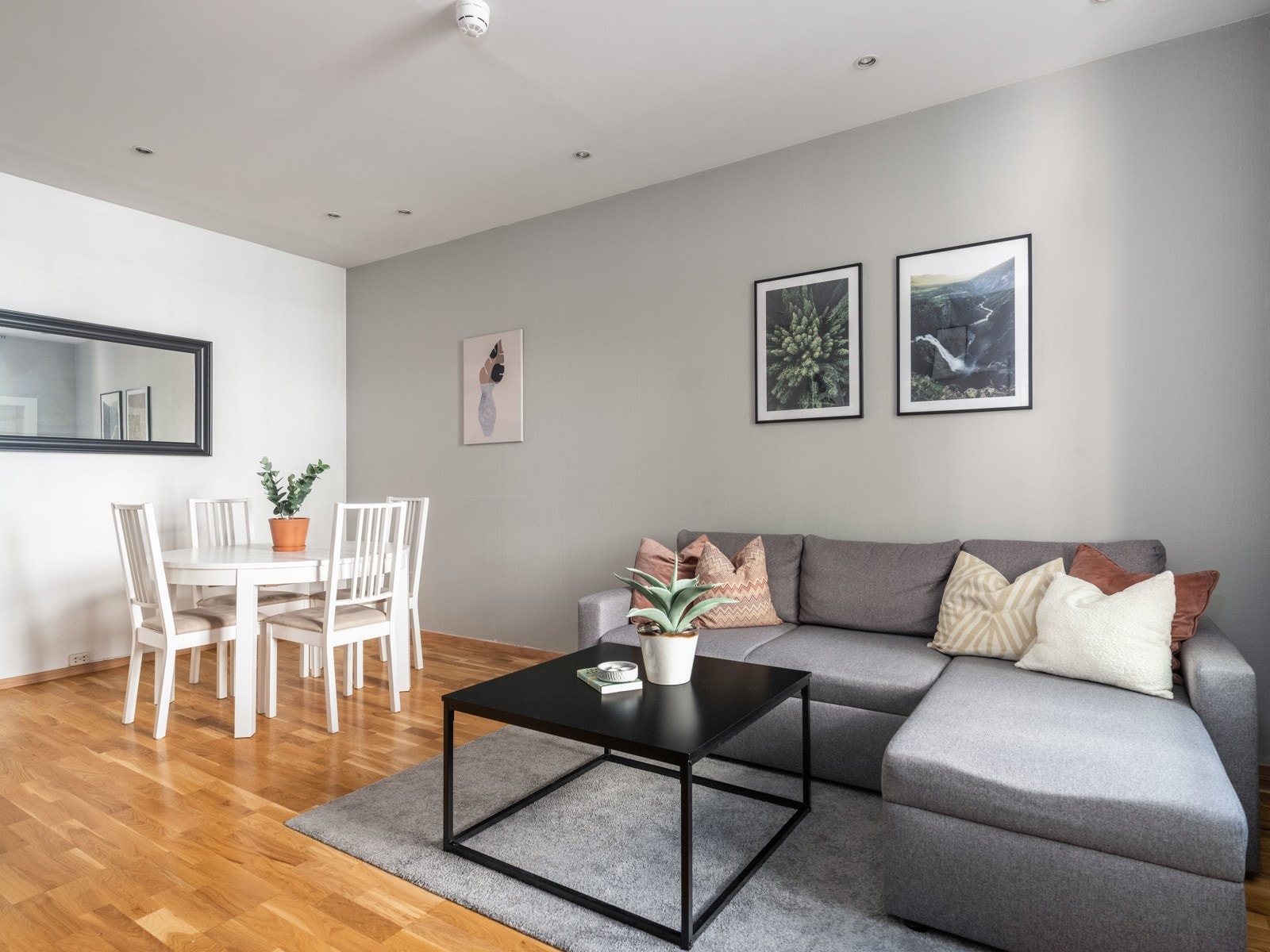 Stuen har downlights i tak og er malt i duse farger Galleribilde