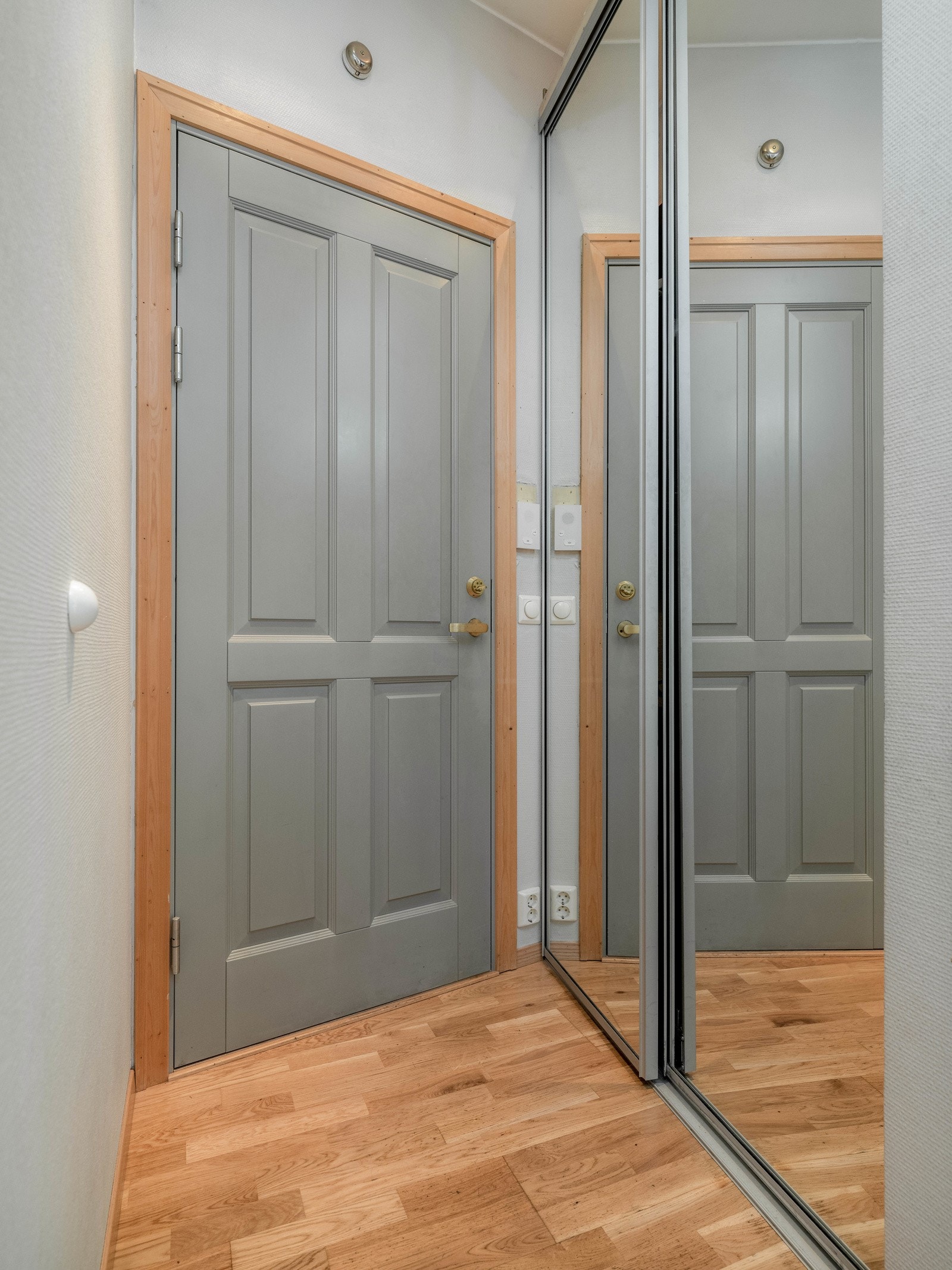 Inngangsparti med skyvedørsgarderobe Galleribilde