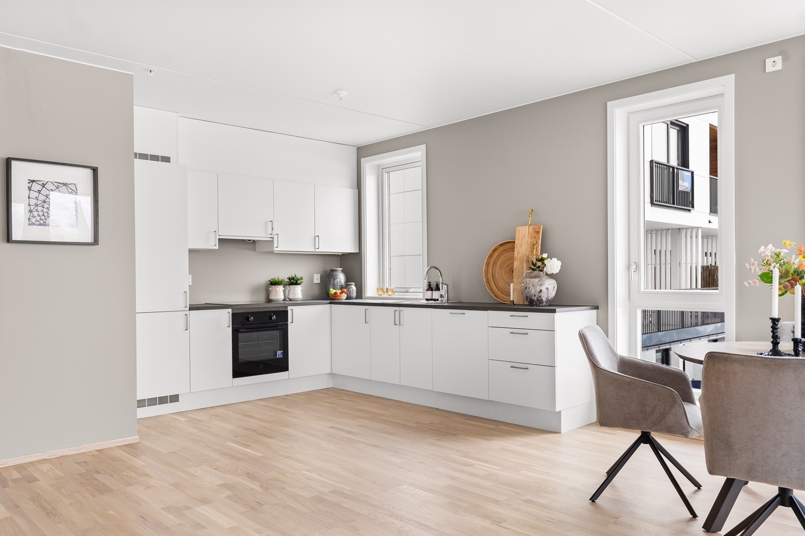 Kjøkkeninnredning leveres fra Sigdal, med hvite glatte fronter. Galleribilde