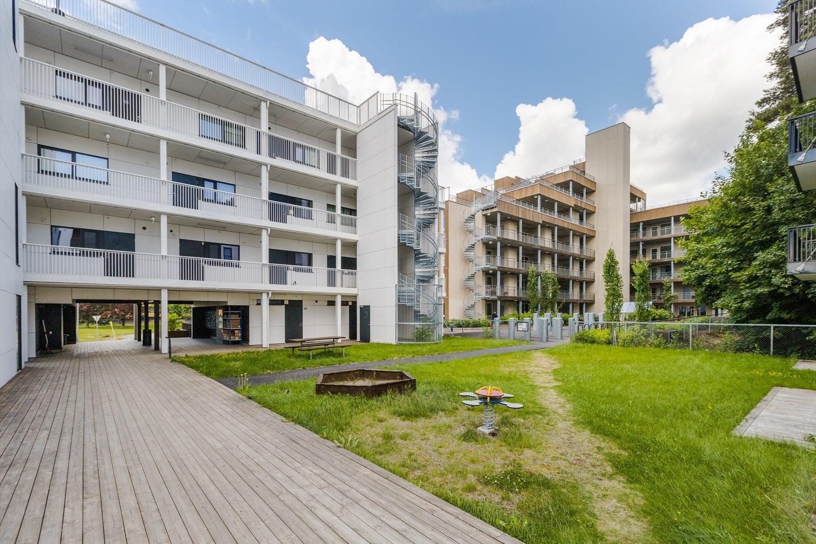 Leiligheten har parkeringsplass klargjort for elbillader i felles, lukket garasjekjeller. I tillegg har sameiet kvaliteter som forsamlingslokale, besøkshybel, verksted og stor takterrasse. Galleribilde