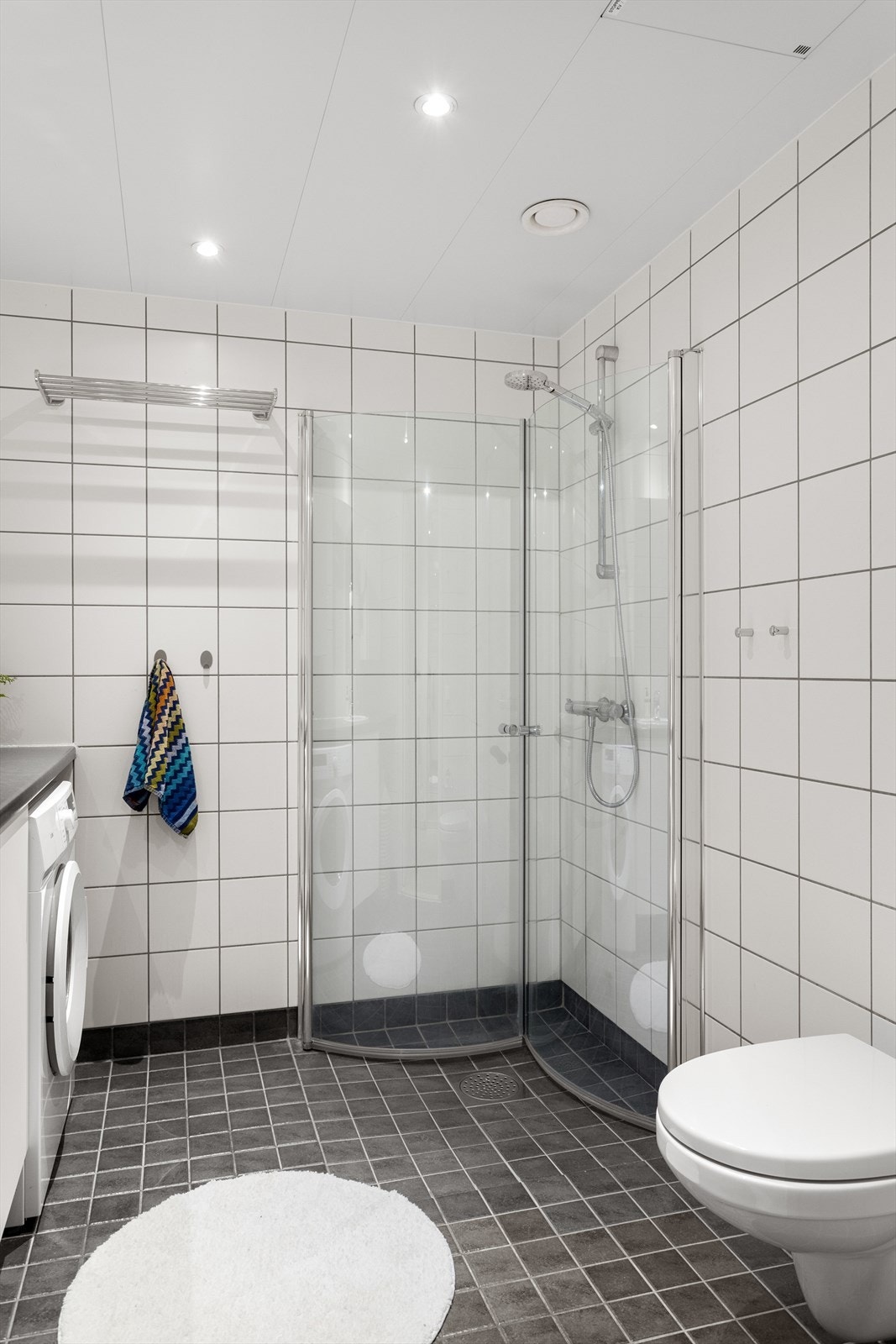 Opplegg og plass til både vaskemaskin og tørketrommel. Balansert ventilasjon. Galleribilde