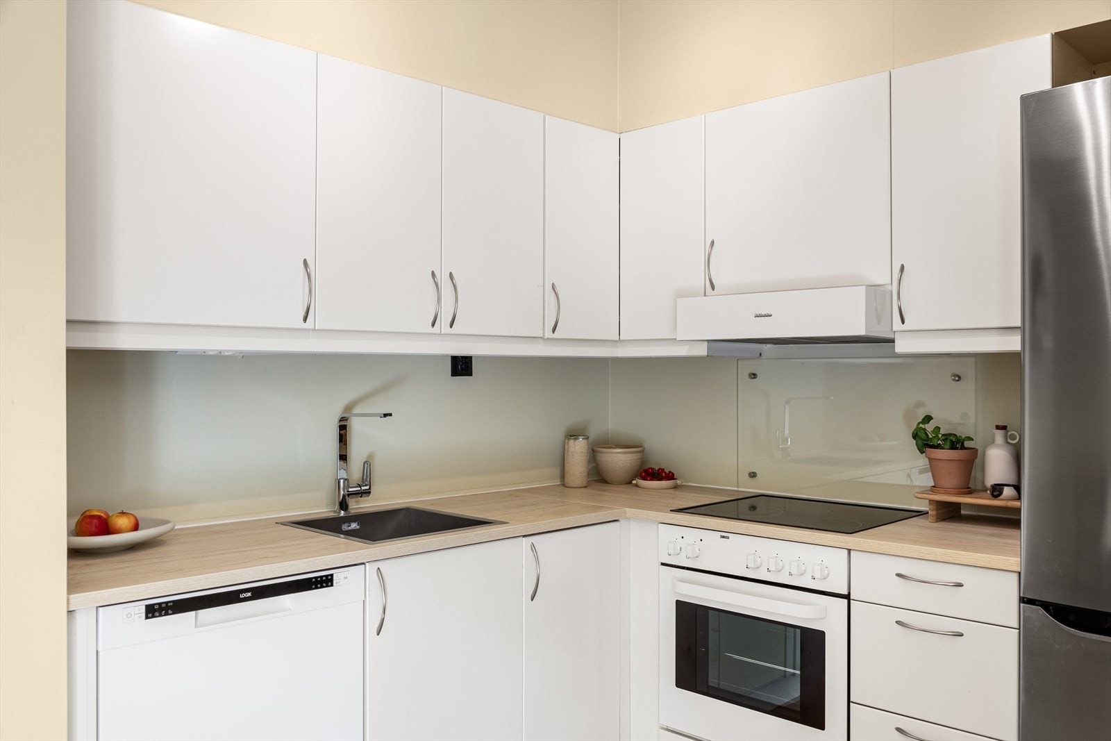 Integrert platetopp og stekeovn. Avtrekk over kokeplass. Kjøkkenbenk, kjøkkenkum og armatur ble byttet i 2025. Galleribilde