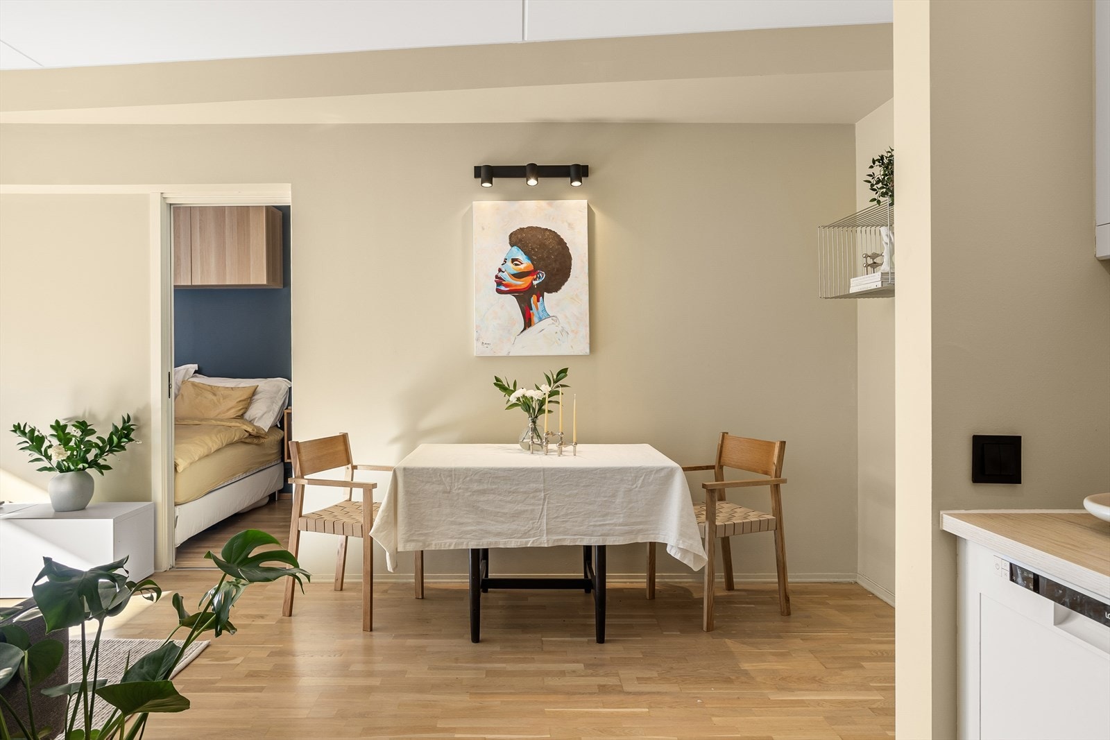 Perfekt for sosiale sammenkomster med plass til spisebord. Galleribilde