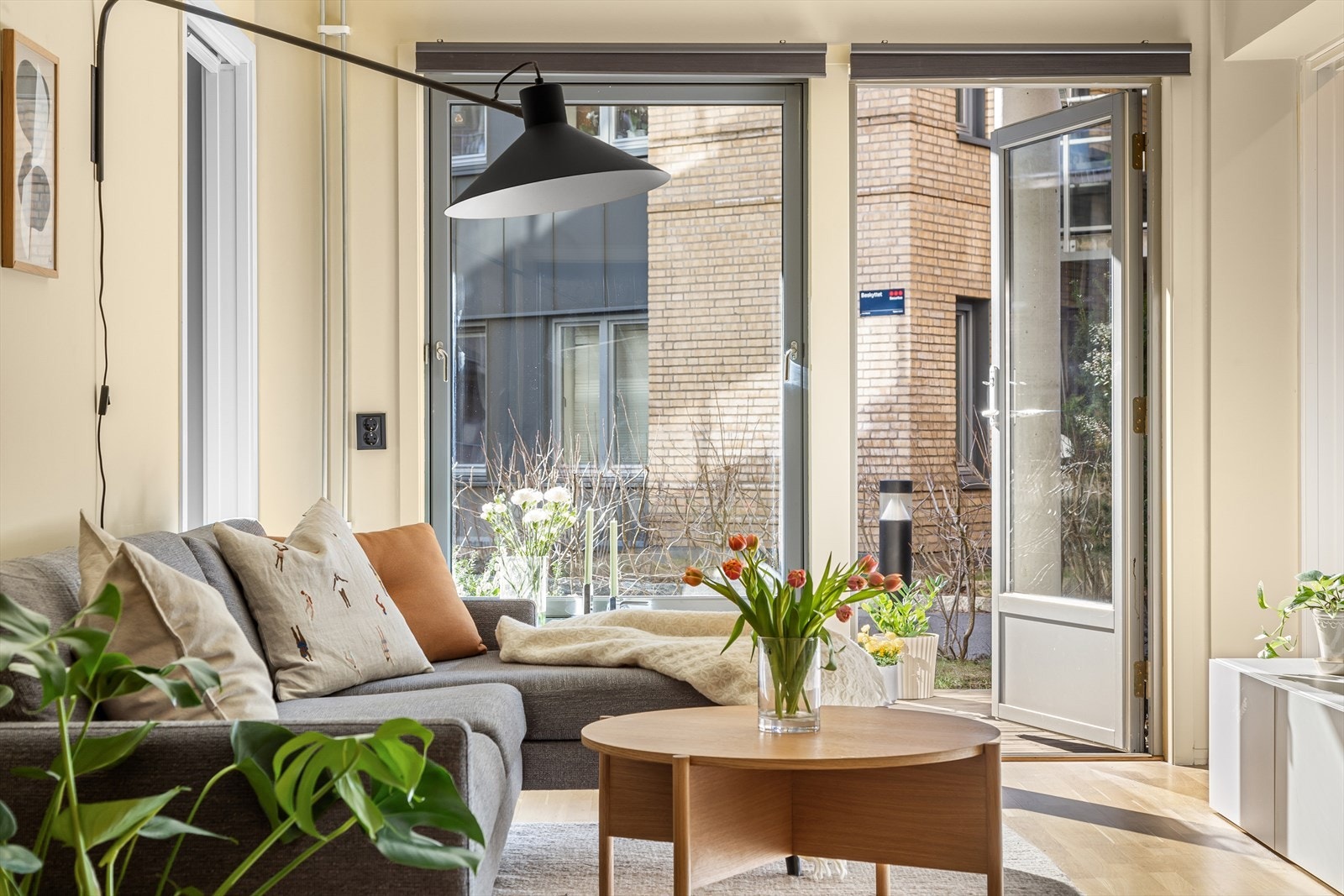 Store vindusflater som gir rikelig med luft og lys i tillegg til utgang til markterrasse. Galleribilde