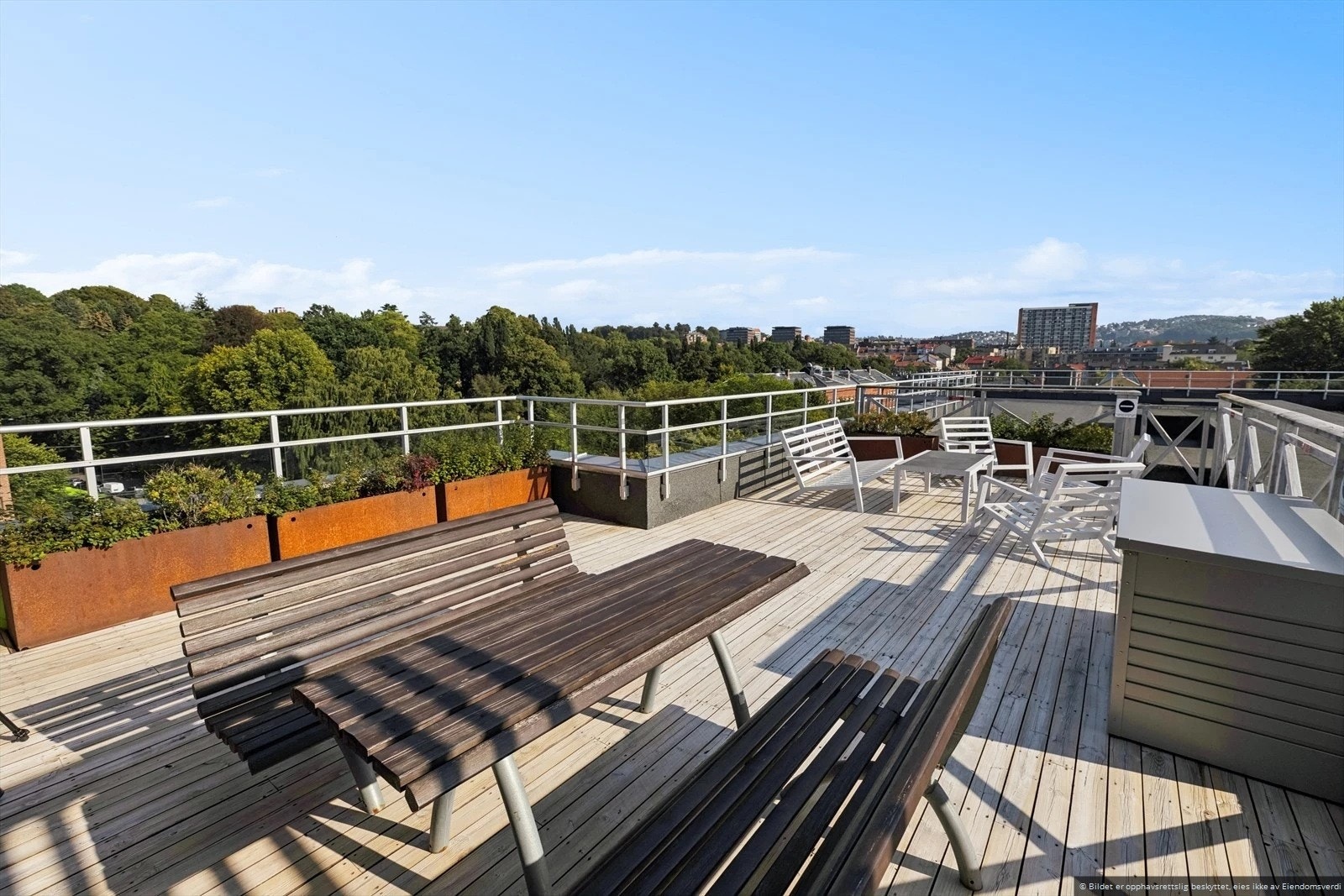 Felles takterrasse med flott utsikt mot byen. Galleribilde