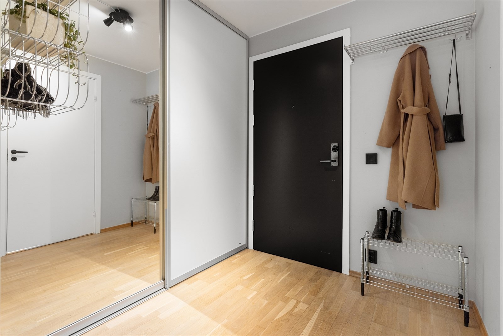 Her er det god plass til sko og yttertøy i skyvedørsgarderobe. Galleribilde