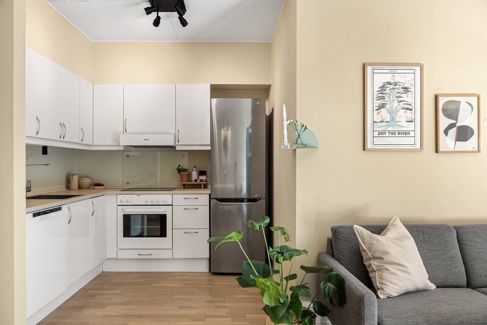 Kjøkkeninnredning med glatte fronter og laminat benkeplate med nedfelt vask. Galleribilde