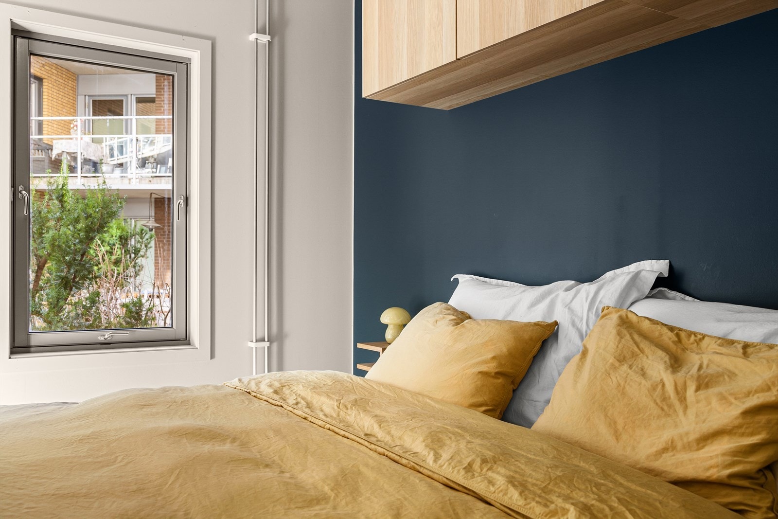 Plass til dobbeltseng med tilhørende møblement og garderobeløsning. Galleribilde