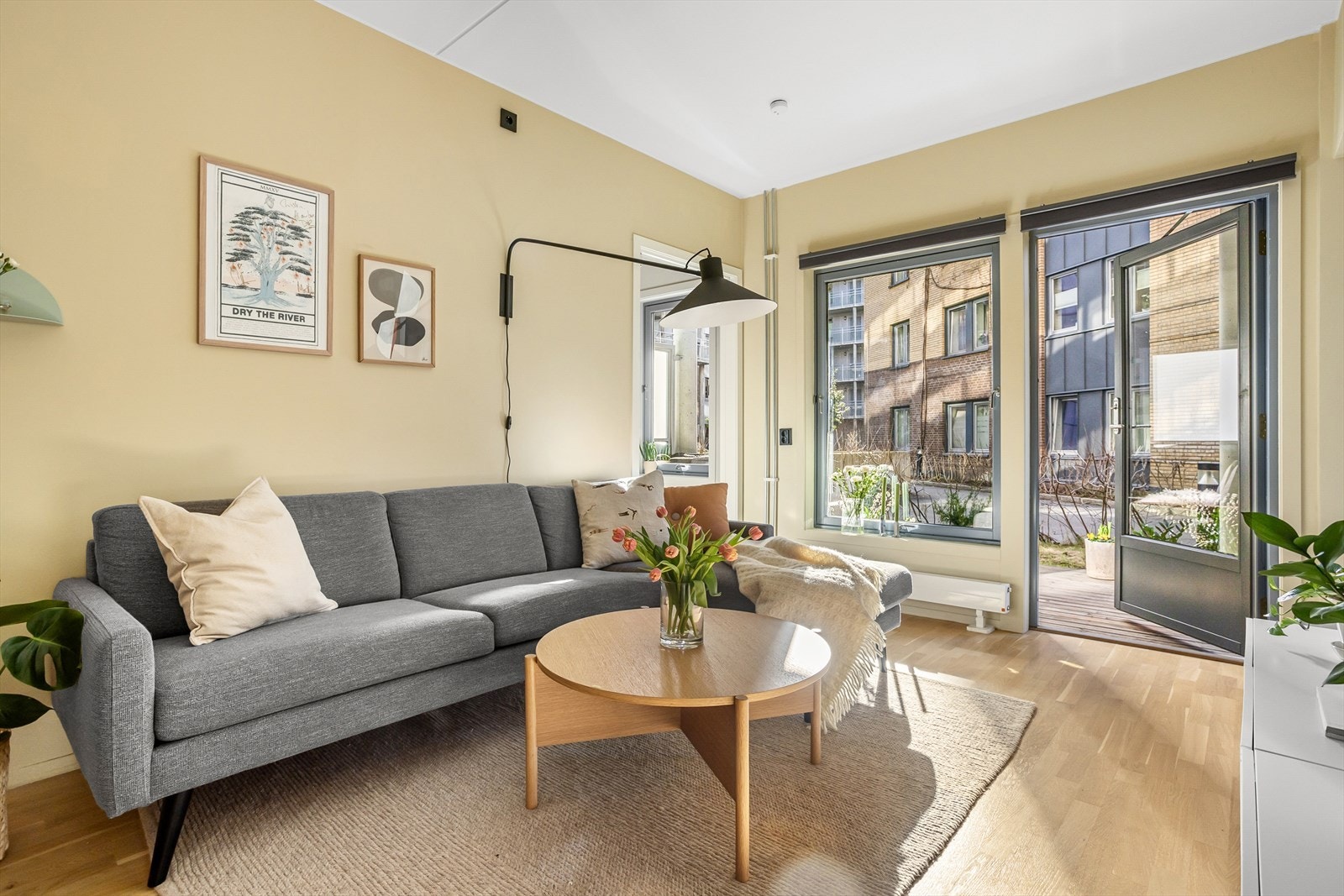 Plass til sofaseksjon med tilhørende møblement og TV-benk. Galleribilde