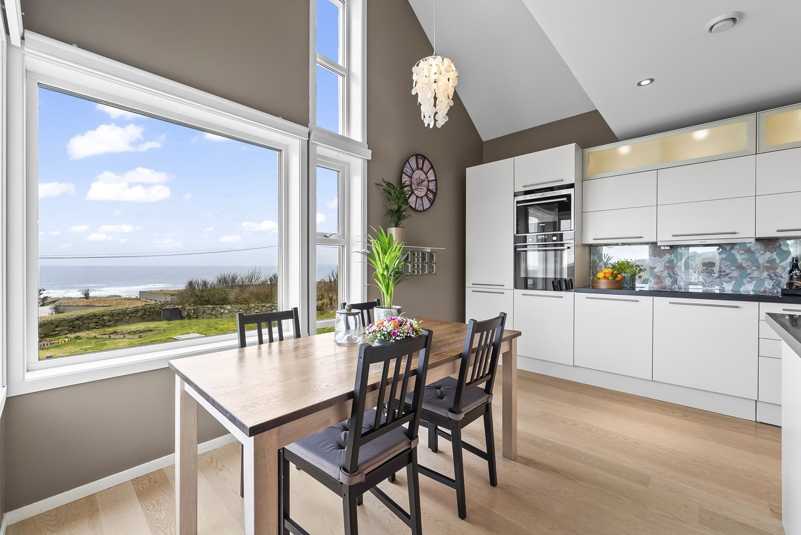 Uansett årstid, utsikten fra kjøkkenvinduet blir man aldri lei av! Galleribilde