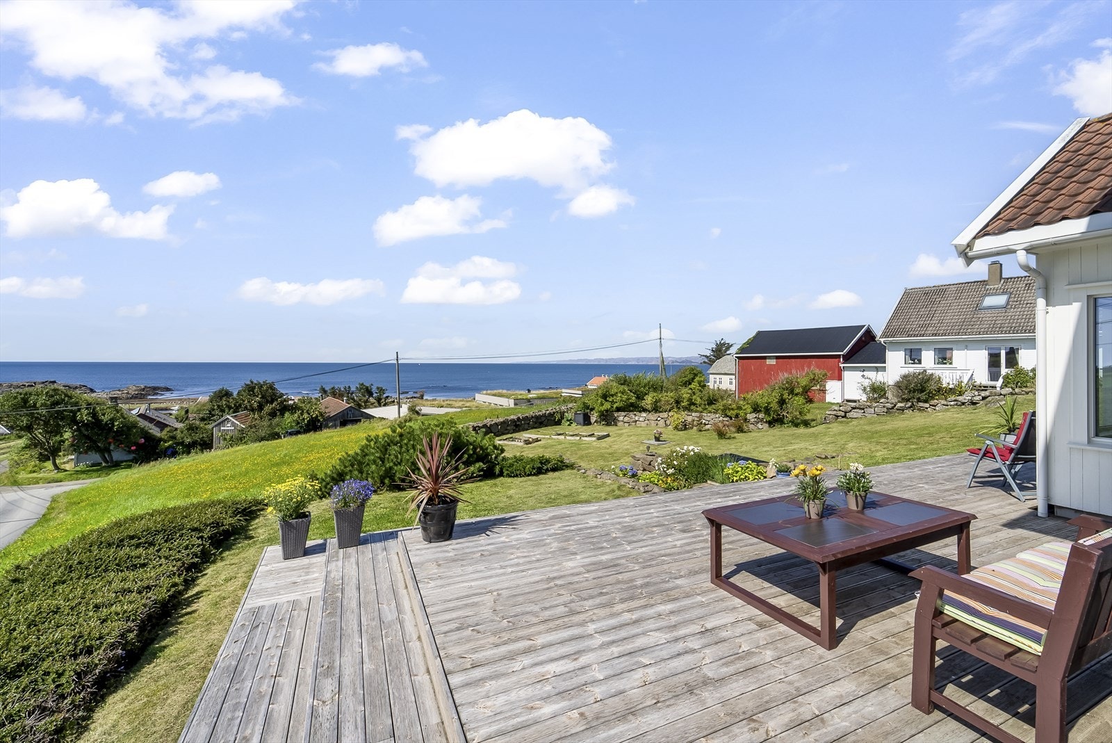 Tomten er på ca. 2 mål og er særdeles barnevennlig Galleribilde