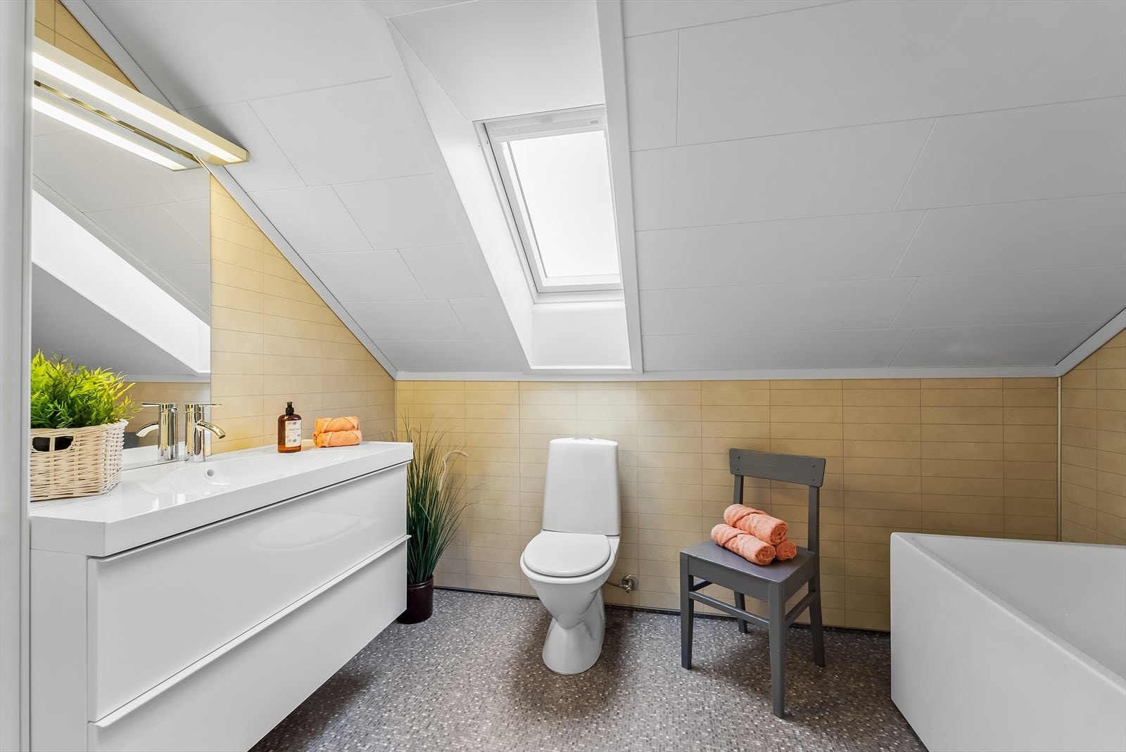 Bad i 2.etasje med skråtak og takvindu som gir naturlig lys. Perfekt utnyttelse av plassen gir en luftig følelse. Galleribilde