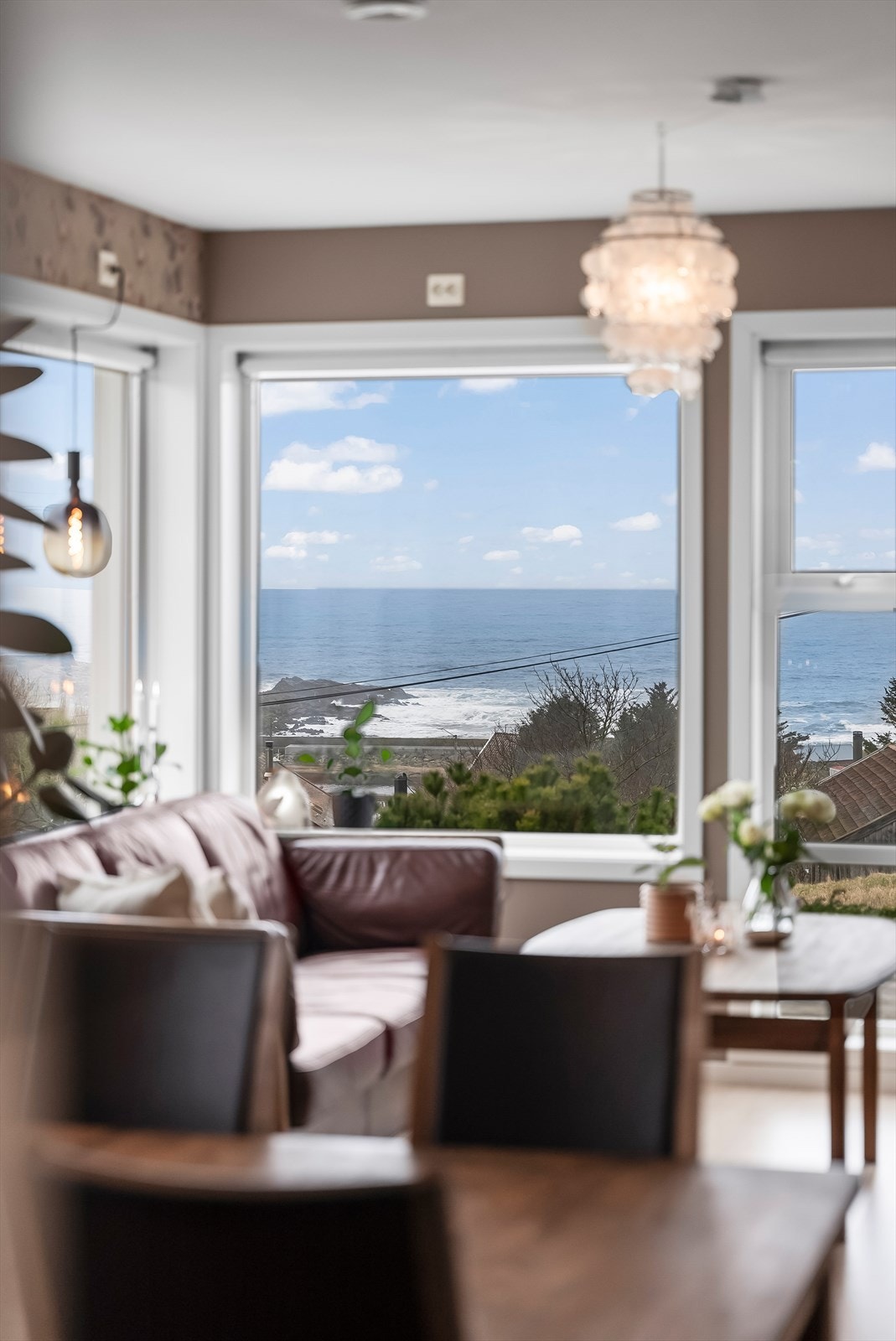 Store vinduer fyller rommet med naturlig lys og en følelse av ro. Galleribilde