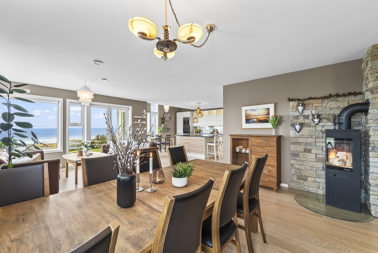 Når høststormene setter inn er det ekstra behagelig å kunne fyre i peisovnen Galleribilde