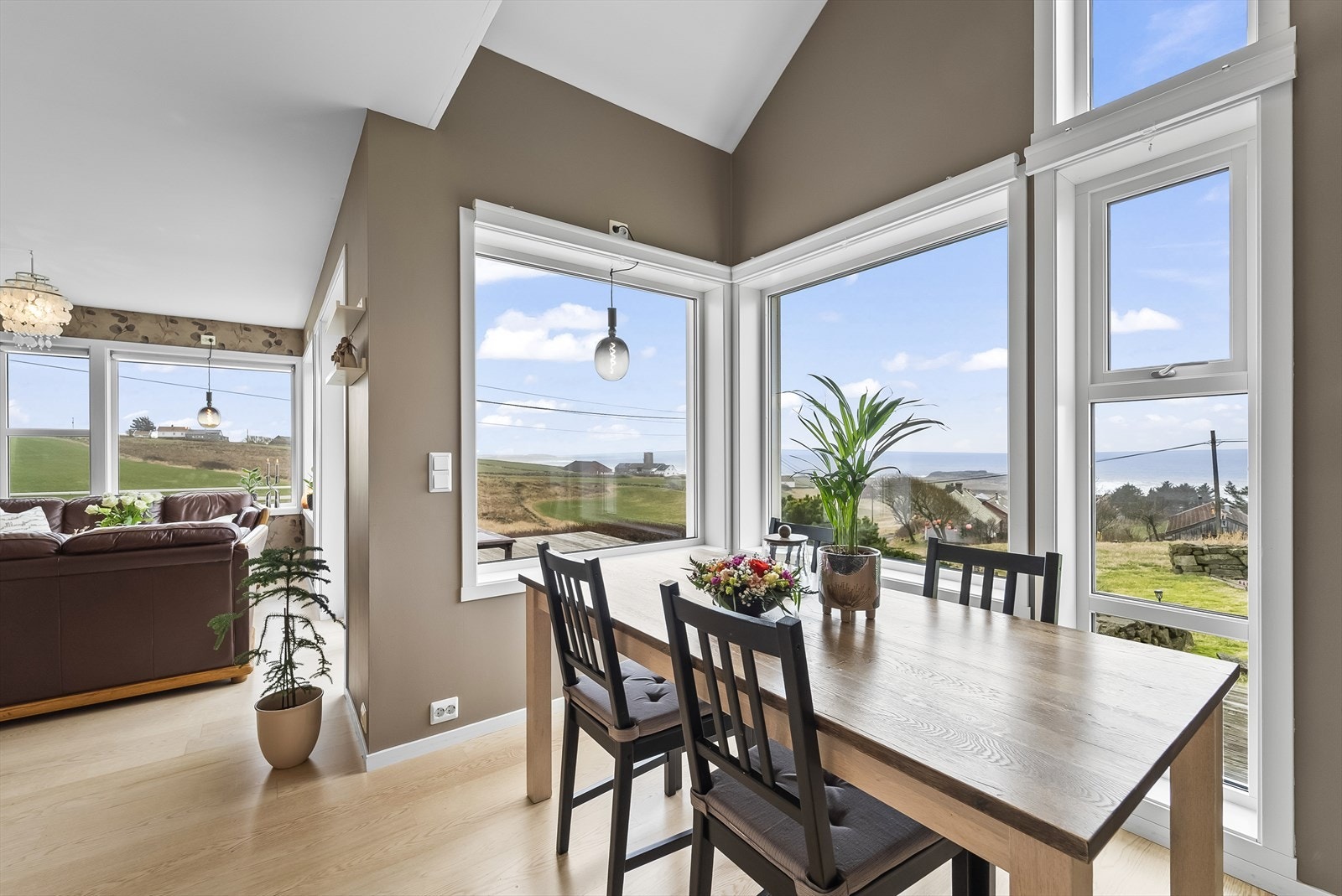 Solskjerming er montert innvendig på vinduene mot sørvest Galleribilde