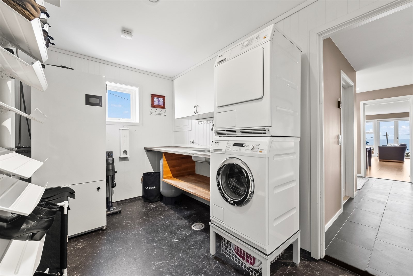 Praktisk vaskerom/teknisk rom som også leder inn til garasje Galleribilde