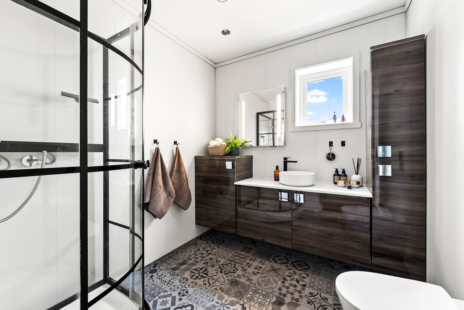 Pent baderom i 1.etasje med dusjkabinett, vegghengt wc og baderomsinnredning med servant Galleribilde