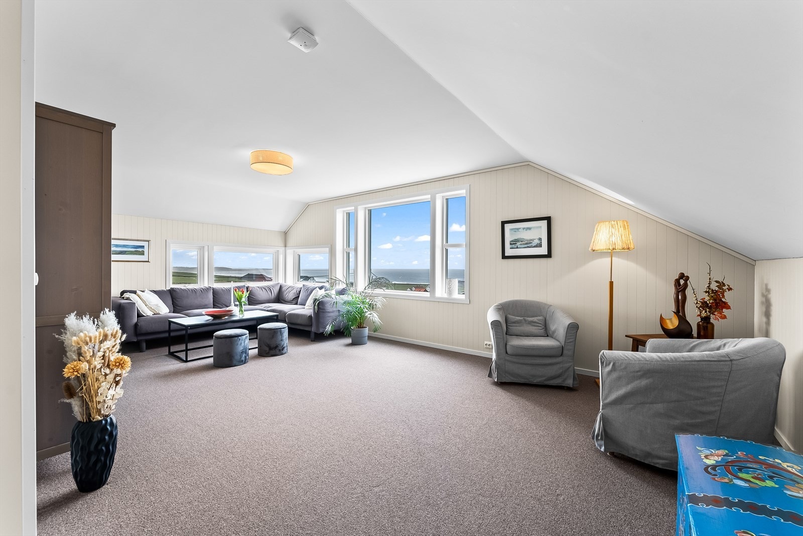 Romslig loftstue. Utsikten taler for seg selv Galleribilde