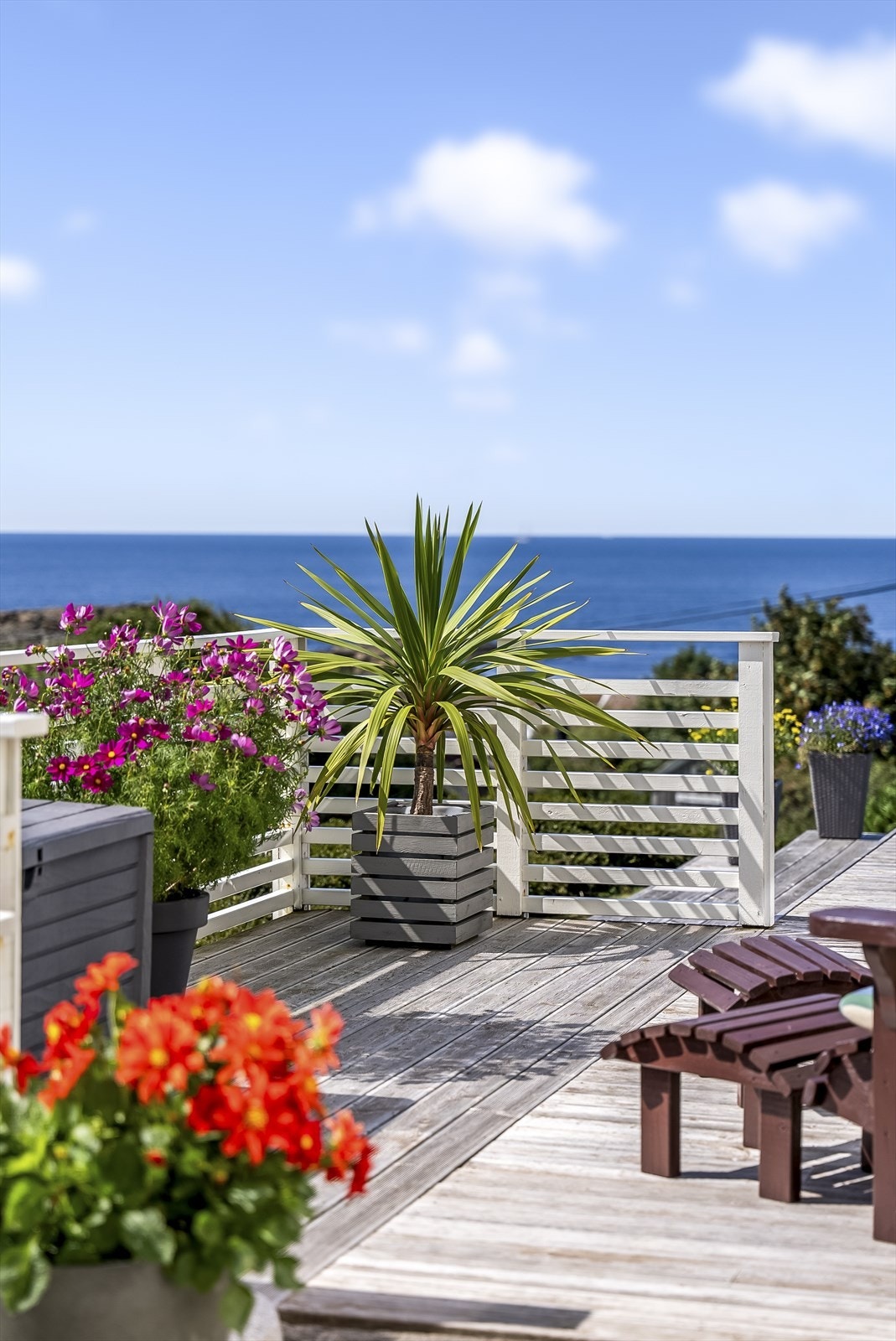 Fra eiendommen er det nydelig utsikt til havet, Lista fyr, Hidra og nordvest-over i retning Sokndal og Eigerøy Galleribilde