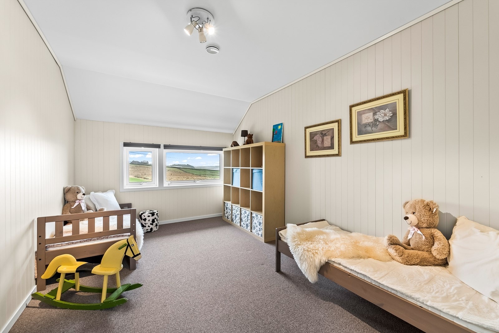 Soverom nr.3 i boligen ligger også i 2.etasje. Lunt og godt med teppe på gulv Galleribilde