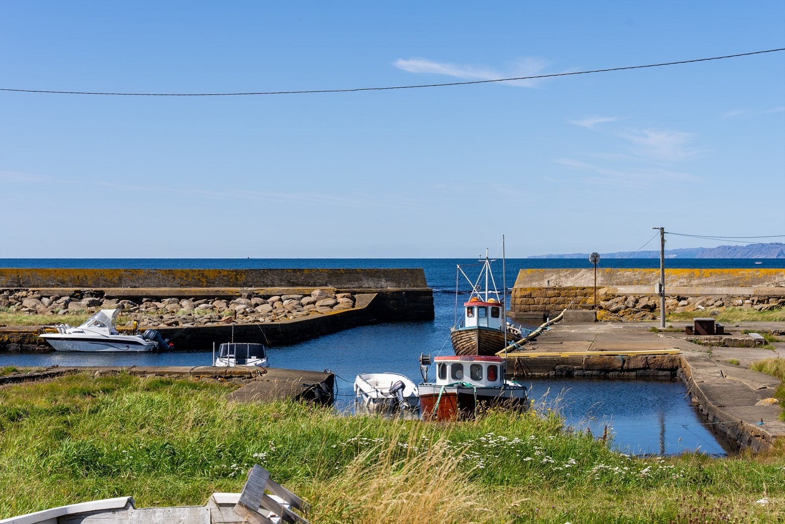 Fra eiendommen er det kun 3 minutter å gå ned til Jøllestø. Dette er et populært sted å oppsøke på høsten når høststormene setter inn Galleribilde