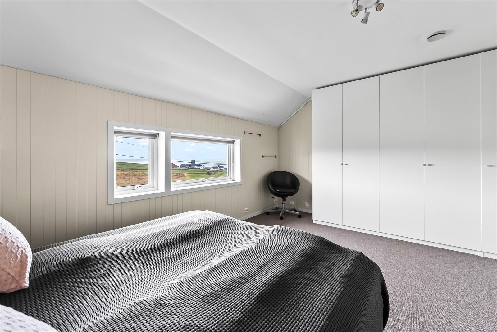 Soverom i 2.etasje med god oppbevaringsplass i store klesskap Galleribilde