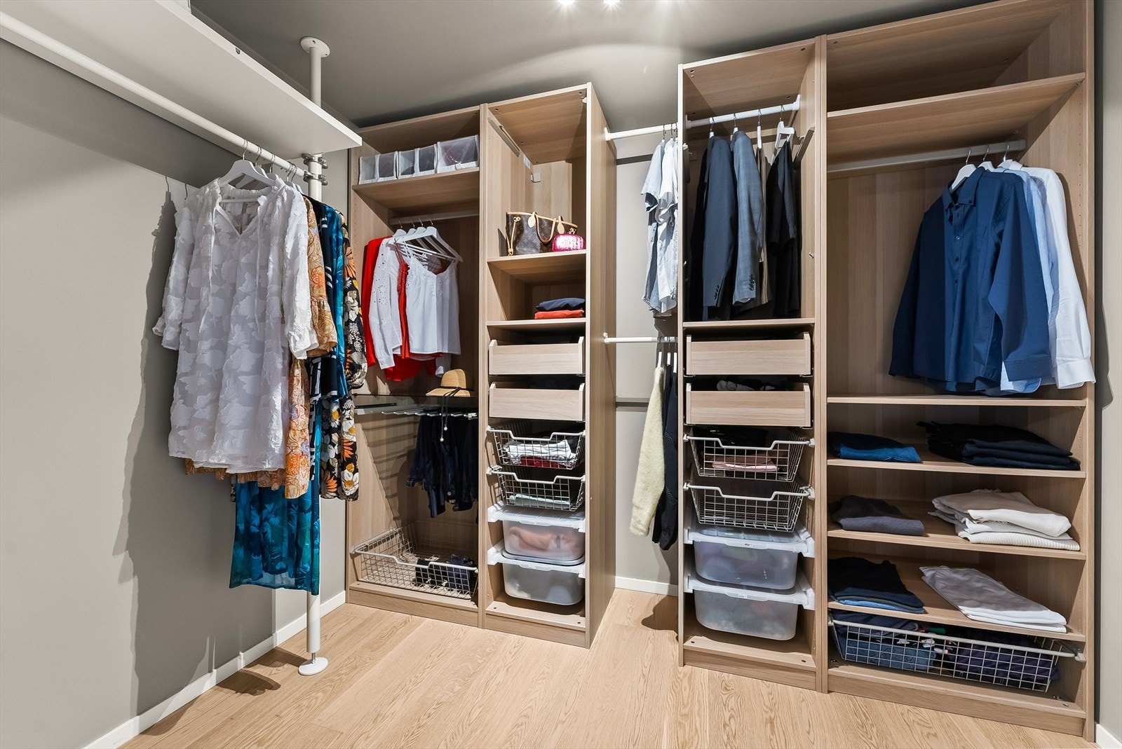 Romslig og organisert klesrom med rikelig lagringsplass. Perfekt for å holde klær og tilbehør pent og ryddig. Galleribilde