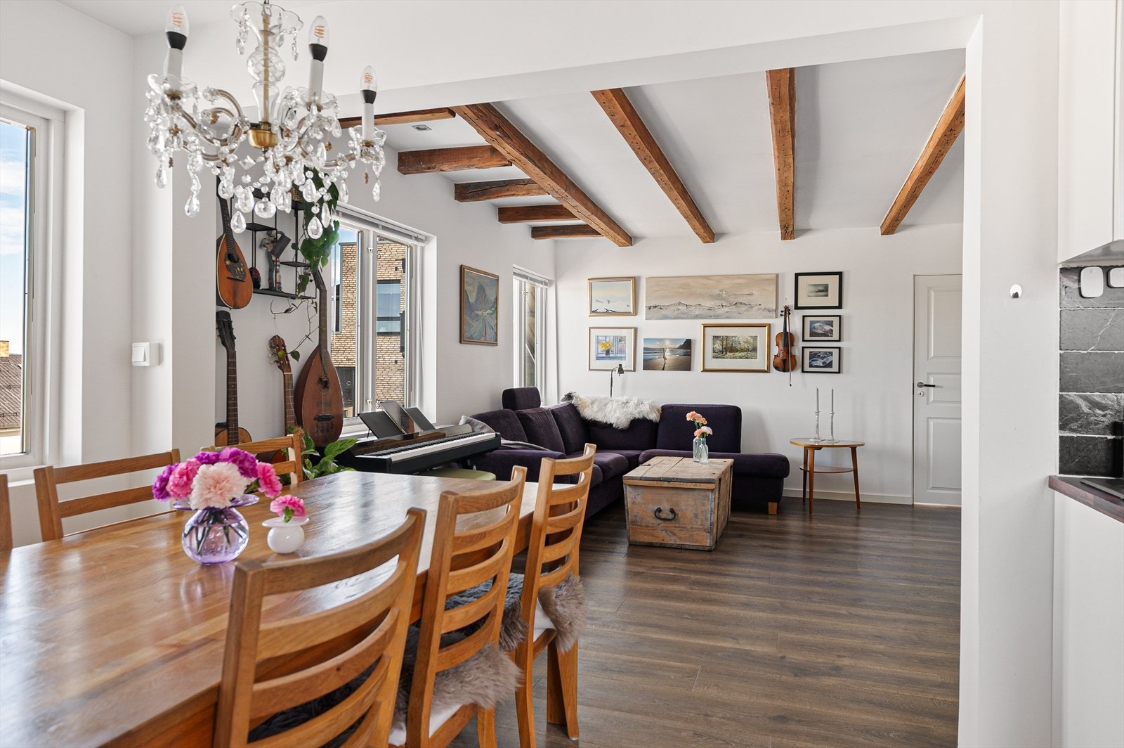Spisestuen knyttes fint sammen med sofaområdet og gir et åpent og sosialt rom. Galleribilde