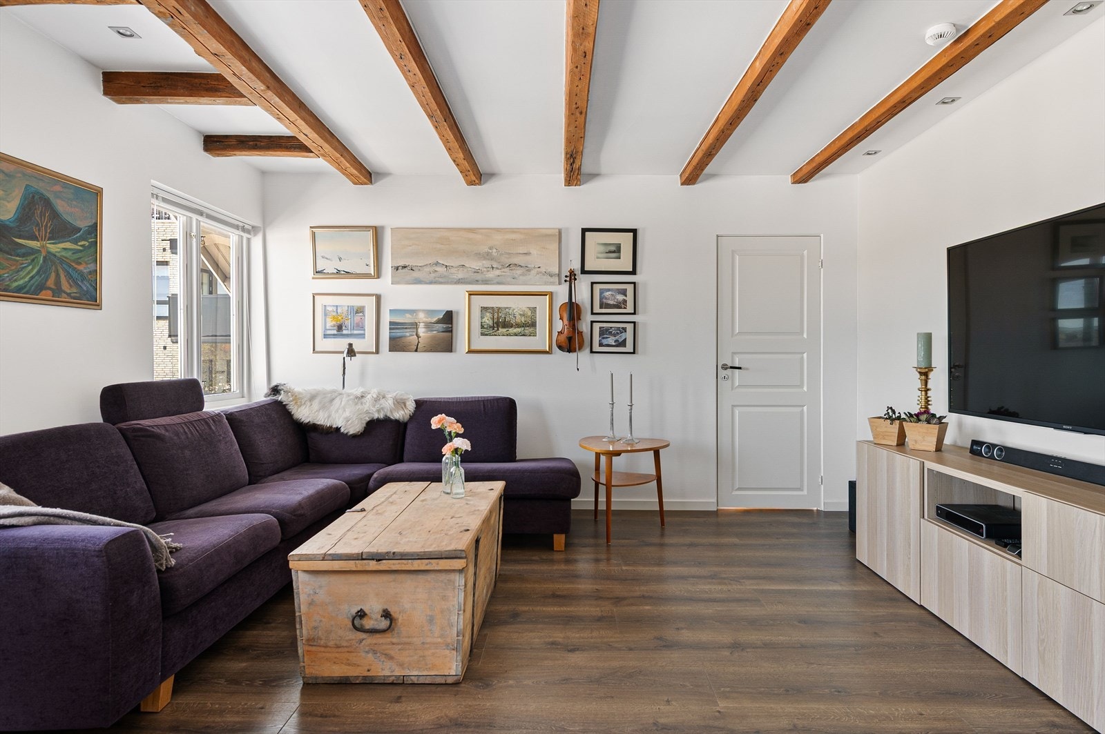Stue med downlights og synlige takbjelker. Galleribilde