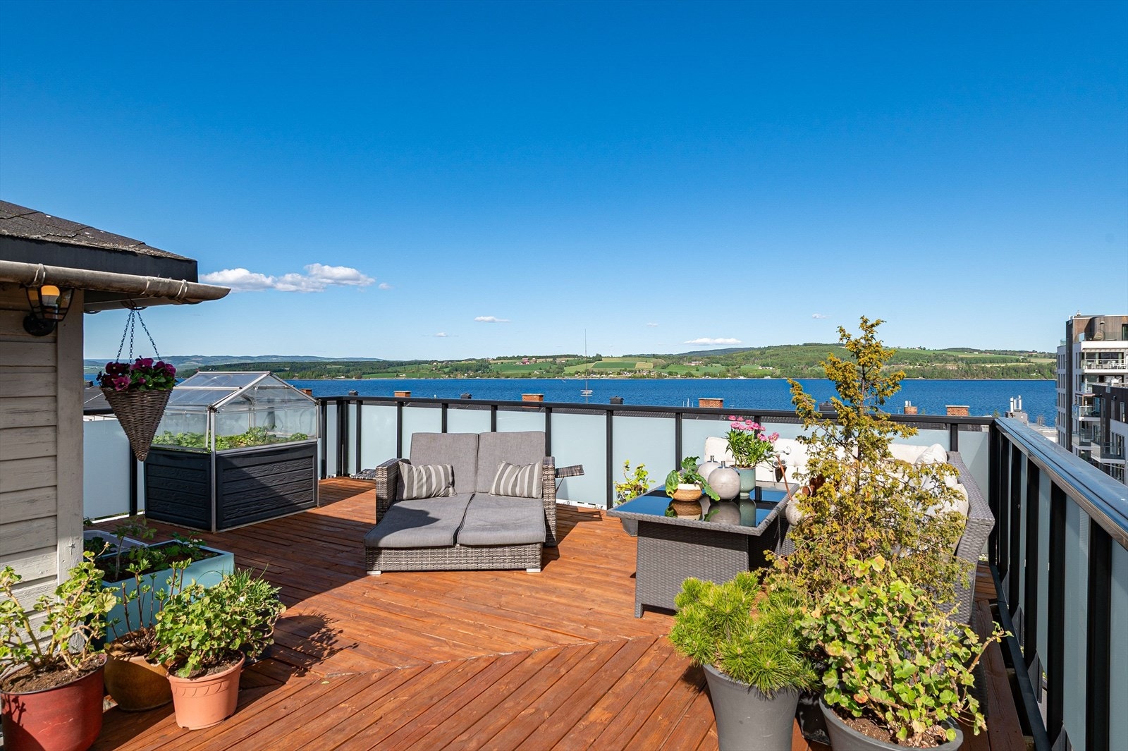 Takterrassen på hele 64 m² er en sjelden anledning i denne prisklassen! Galleribilde