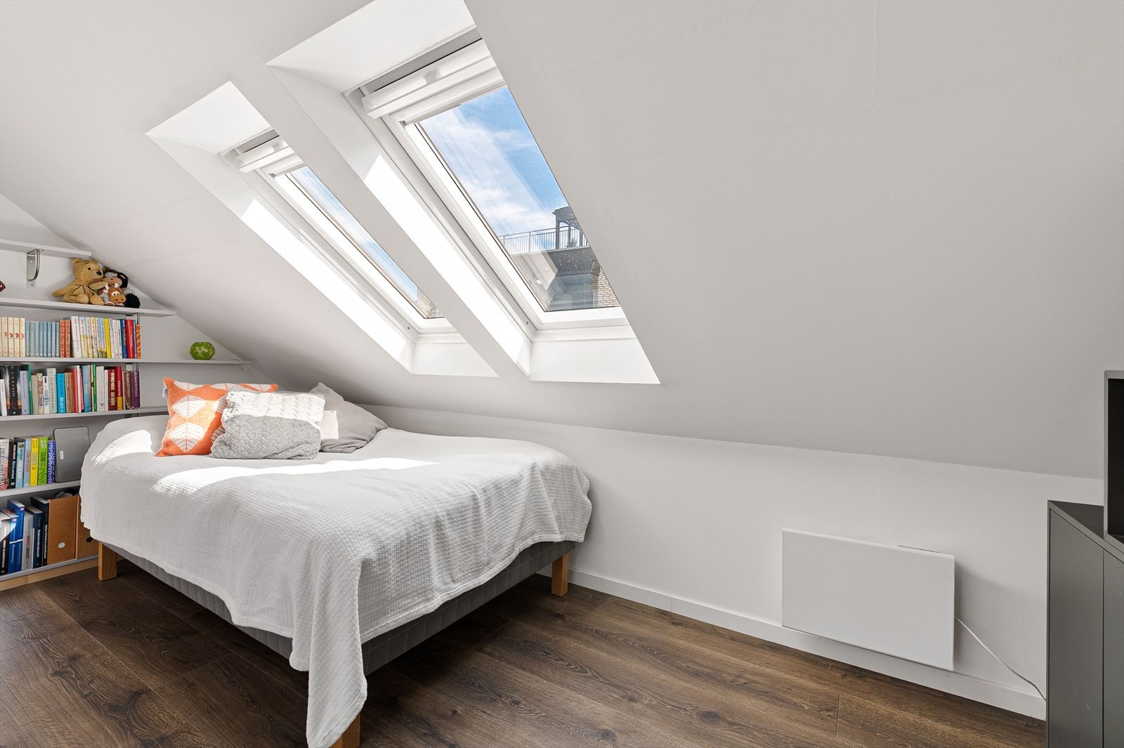 Stuen er delt av med lettvegg for å etablere et gjesterom / barnerom. Galleribilde