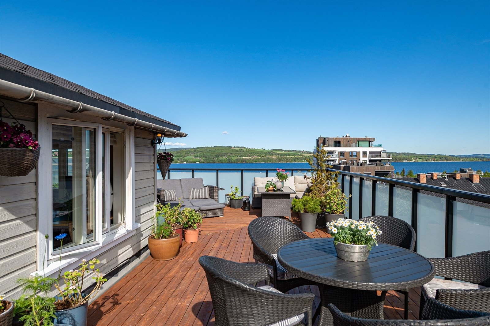 Det ønskes velkommen til en påkostet loftsleilighet i sentrum med en unik takterrasse! Galleribilde