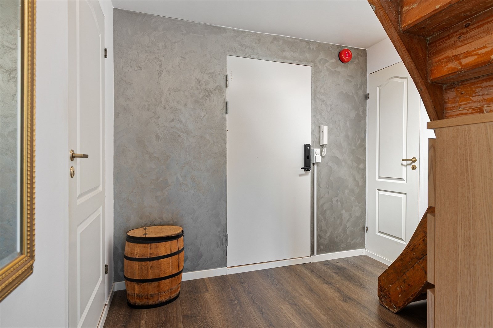 Gang med tilgang på innvendig bod / walk-in garderobe. Galleribilde