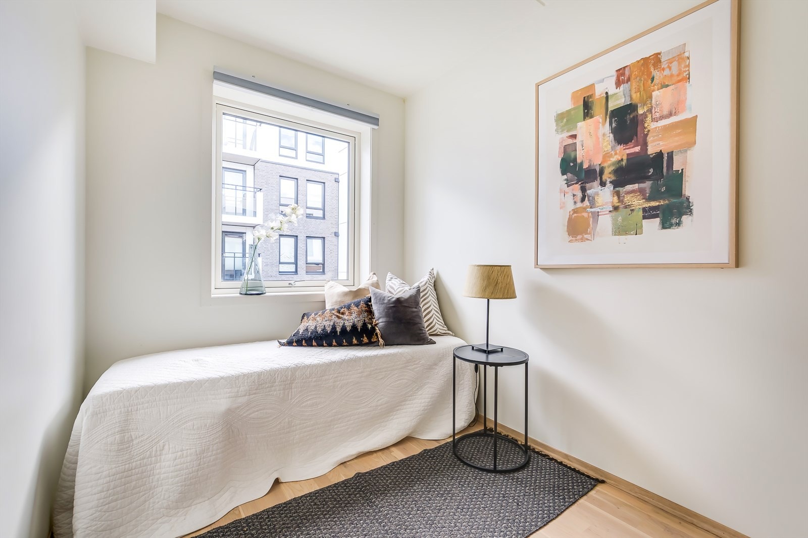 Alle soverommene vender ut mot rolig blindgate. Galleribilde
