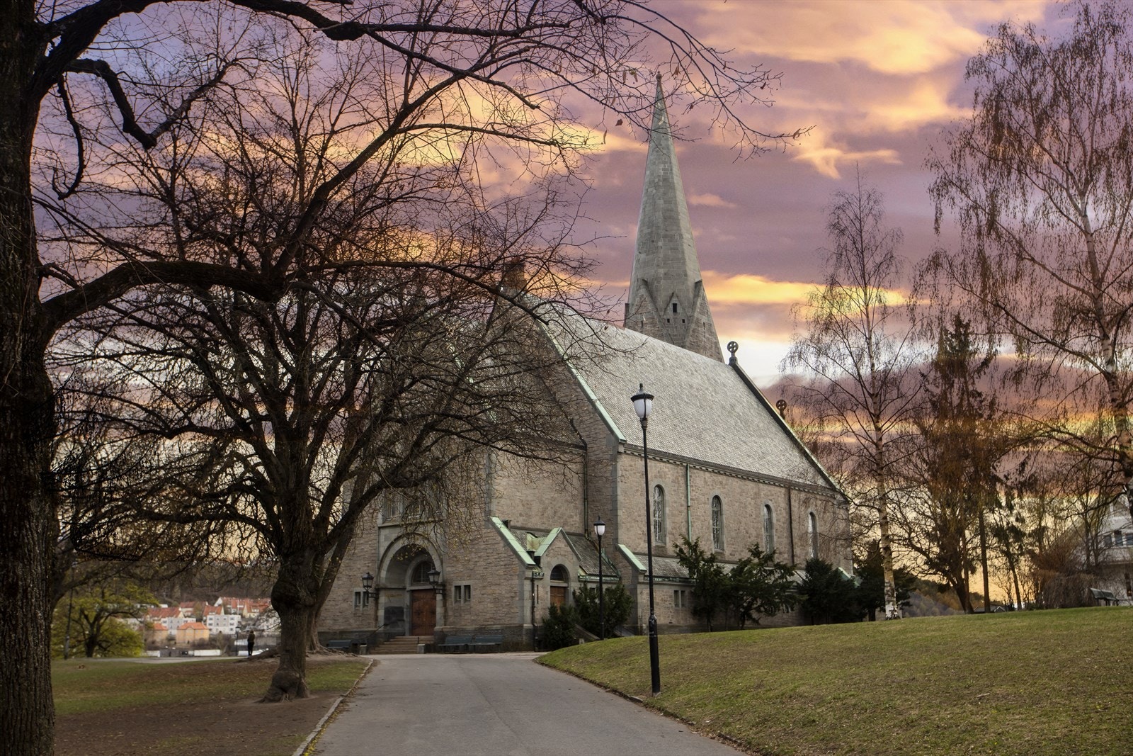 Idylliske Vålerenga og Vålerenga kirke med park er også en fin rusletur unna Galleribilde
