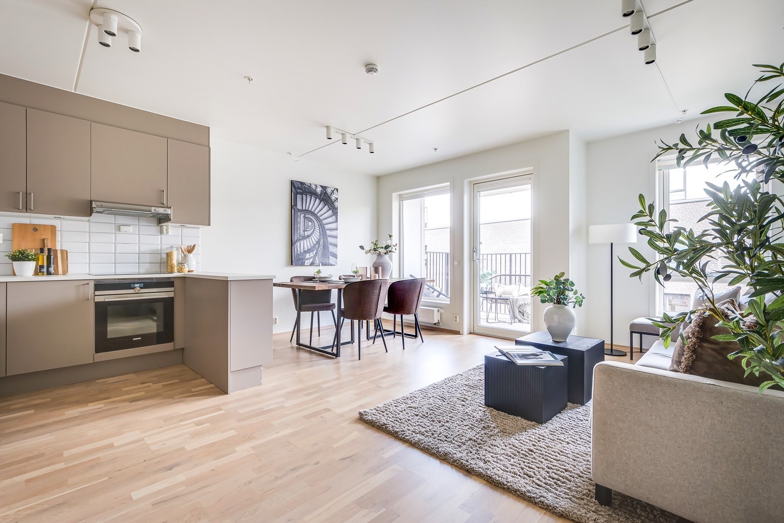 Leiligheten holder moderne standard med tiltalende farge- og materialvalg. Galleribilde
