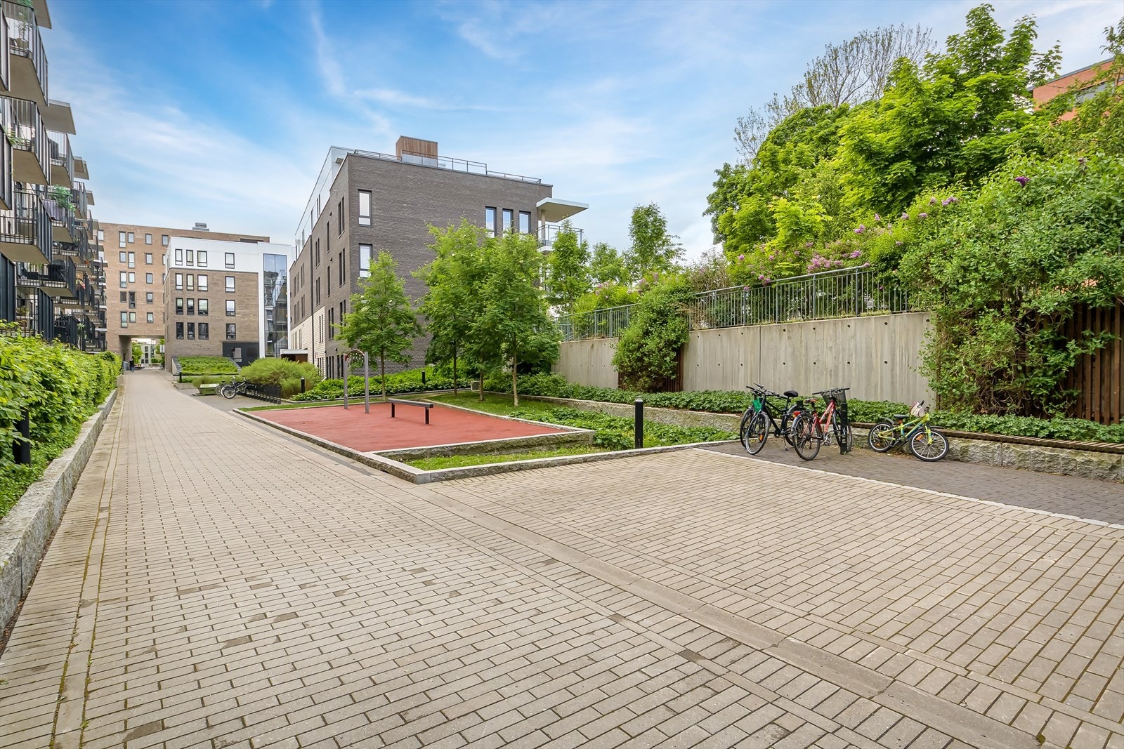 Sameiet er et kombinert sameie som består av 73 boligseksjoner og 1 næringsseksjon. Galleribilde
